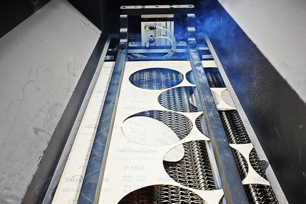 砂紙模切中使用激光模切機(jī)的優(yōu)勢分析